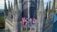 PEOPLE - Chorsänger treten auf dem Dach der Ely Cathedral, Cambridgeshire, auf