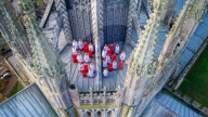 PEOPLE - Chorsänger treten auf dem Dach der Ely Cathedral, Cambridgeshire, auf