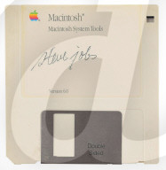 FEATURE - Von Apple-Gründer Steve Jobs signierte Floppy Disc verkauft sich für über 80'000 Dollar
