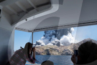 NEWS - Mindestens fünf Tote: Touristen von Vulkanausbruch auf White Island überrascht