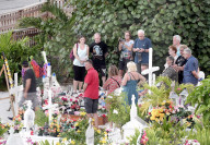 PEOPLE - 2. Todestag: Fans am Grab von Johnny Hallyday auf St-Barth
