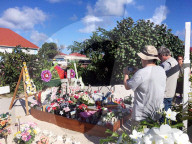 PEOPLE - 2. Todestag: Fans am Grab von Johnny Hallyday auf St-Barth