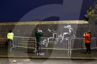 NEWS - Vandalismus: Unbekannter verziert Banksy Rentiere mit einer roter Nase