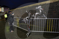 NEWS - Vandalismus: Unbekannter verziert Banksy Rentiere mit einer roter Nase
