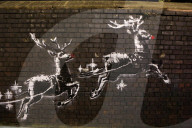 NEWS - Vandalismus: Unbekannter verziert Banksy Rentiere mit einer roter Nase