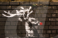 NEWS - Vandalismus: Unbekannter verziert Banksy Rentiere mit einer roter Nase
