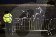 NEWS - Vandalismus: Unbekannter verziert Banksy Rentiere mit einer roter Nase