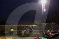 NEWS - Vandalismus: Unbekannter verziert Banksy Rentiere mit einer roter Nase