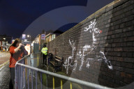 NEWS - Vandalismus: Unbekannter verziert Banksy Rentiere mit einer roter Nase
