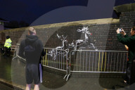 NEWS - Vandalismus: Unbekannter verziert Banksy Rentiere mit einer roter Nase
