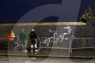 NEWS - Vandalismus: Unbekannter verziert Banksy Rentiere mit einer roter Nase