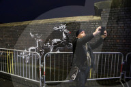 NEWS - Vandalismus: Unbekannter verziert Banksy Rentiere mit einer roter Nase