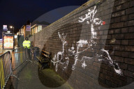 NEWS - Vandalismus: Unbekannter verziert Banksy Rentiere mit einer roter Nase