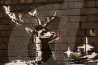NEWS - Vandalismus: Unbekannter verziert Banksy Rentiere mit einer roter Nase
