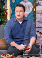PEOPLE - Jamie Oliver flambiert in Morgensendung bei ITV