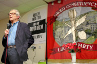 NEWS - GB Wahlen: Filmregisseur Ken Loach unterstützt Labour-Kandidaten