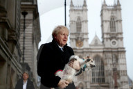 NEWS - GB Wahlen: Boris Johnson vor dem Wahllokal