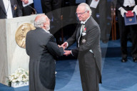 NEWS - Schweizer Astronom Michel Mayor an den Nobelpreisfeiern in Stocholm
