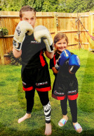 FEATURE - Der Skoliose zum Trotz: 11-jährige Kickboxerin sammelt Geld für ihre Wirbelsäulenoperation