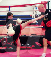 FEATURE - Der Skoliose zum Trotz: 11-jährige Kickboxerin sammelt Geld für ihre Wirbelsäulenoperation