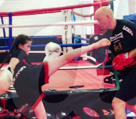 FEATURE - Der Skoliose zum Trotz: 11-jährige Kickboxerin sammelt Geld für ihre Wirbelsäulenoperation