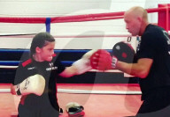 FEATURE - Der Skoliose zum Trotz: 11-jährige Kickboxerin sammelt Geld für ihre Wirbelsäulenoperation