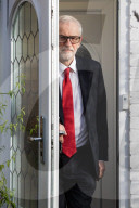 NEWS - GB Wahlen: Jeremy Corbyn verlässt sein Haus am Morgen nach der Labour-Niederlage