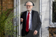 NEWS - GB Wahlen: Jeremy Corbyn verlässt sein Haus am Morgen nach der Labour-Niederlage