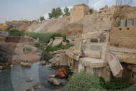 NEWS - Irak: Kinder baden im Fluss in Tal Afar, ehemaliger IS-Hochburg