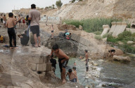 NEWS - Irak: Kinder baden im Fluss in Tal Afar, ehemaliger IS-Hochburg