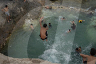 NEWS - Irak: Kinder baden im Fluss in Tal Afar, ehemaliger IS-Hochburg