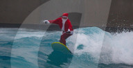 FEATURE - Surfin' Santa: Der Weihnachtsmann in seiner Freizeit in The Wave in Bristol