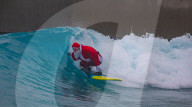 FEATURE - Surfin' Santa: Der Weihnachtsmann in seiner Freizeit in The Wave in Bristol