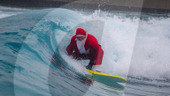 FEATURE - Surfin' Santa: Der Weihnachtsmann in seiner Freizeit in The Wave in Bristol