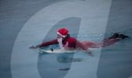 FEATURE - Surfin' Santa: Der Weihnachtsmann in seiner Freizeit in The Wave in Bristol