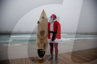 FEATURE - Surfin' Santa: Der Weihnachtsmann in seiner Freizeit in The Wave in Bristol
