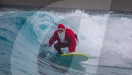 FEATURE - Surfin' Santa: Der Weihnachtsmann in seiner Freizeit in The Wave in Bristol