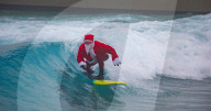 FEATURE - Surfin' Santa: Der Weihnachtsmann in seiner Freizeit in The Wave in Bristol
