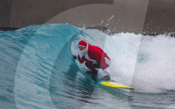 FEATURE - Surfin' Santa: Der Weihnachtsmann in seiner Freizeit in The Wave in Bristol