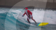 FEATURE - Surfin' Santa: Der Weihnachtsmann in seiner Freizeit in The Wave in Bristol