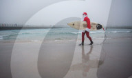 FEATURE - Surfin' Santa: Der Weihnachtsmann in seiner Freizeit in The Wave in Bristol