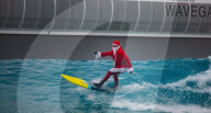 FEATURE - Surfin' Santa: Der Weihnachtsmann in seiner Freizeit in The Wave in Bristol