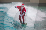 FEATURE - Surfin' Santa: Der Weihnachtsmann in seiner Freizeit in The Wave in Bristol