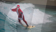 FEATURE - Surfin' Santa: Der Weihnachtsmann in seiner Freizeit in The Wave in Bristol