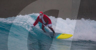 FEATURE - Surfin' Santa: Der Weihnachtsmann in seiner Freizeit in The Wave in Bristol