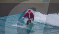 FEATURE - Surfin' Santa: Der Weihnachtsmann in seiner Freizeit in The Wave in Bristol