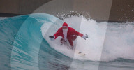 FEATURE - Surfin' Santa: Der Weihnachtsmann in seiner Freizeit in The Wave in Bristol