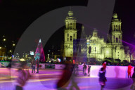 FEATURE - Weihnachtliches Schlittschuhlaufen auf Kunststoffeisbahn in Mexico City