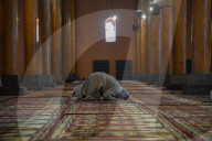 NEWS - Indien: Muslime beten in Moschee in Srinagar im Kaschmir
