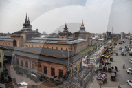 NEWS - Indien: Muslime beten in Moschee in Srinagar im Kaschmir